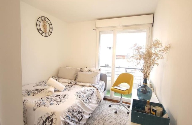Cozy Room with Private Bathroom near Paris LaDefense Arena