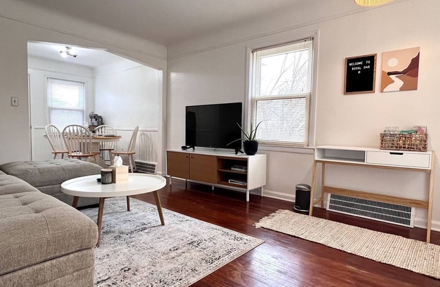 Cozy Royal Oak 2 Bdrm 5 min to RO/DET + FULLY STOCKED