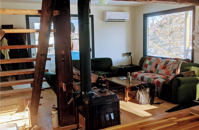 Cozy rural getaway. 5 acres with pond and forest. Family/pet friendly!