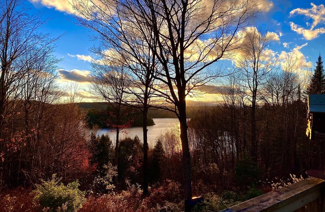 Cozy, rustic, 2-bedroom lake view retreat