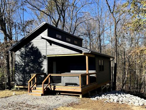 Cozy Rustic Cabin with Hot-Tub Ideal for a Couples Retreat in Illinois