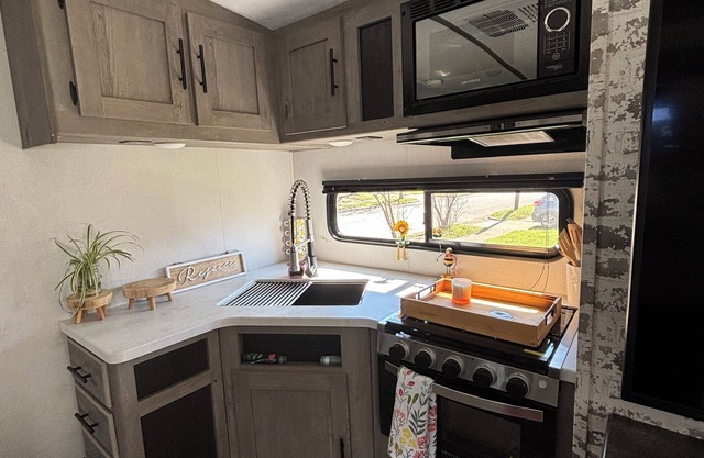 Cozy RV in Serene Dallas with ACnwith a private room and 2 bunk beds plus one