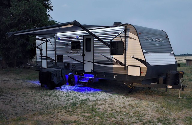 Cozy RV in the quiet countryside outside of Peyton with AC, WiFi