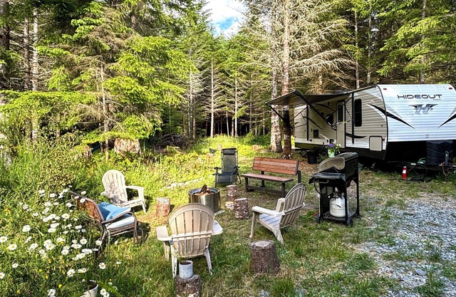 Cozy RV in the woods 0.4 miles from Mt Rainier Natl Park