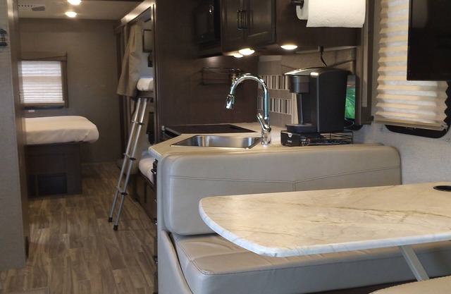 Cozy RV with AC and WiFi North Palm Beach - 1 mile to beach