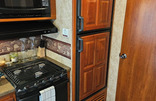 Cozy RV with WiFi and AC in charming Vinemont, minutes from Cullman.