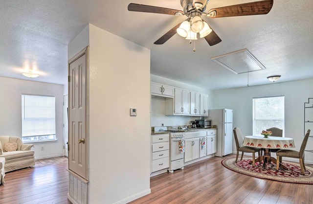 Cozy San Antonio Home ~ 15 Mi to Downtown!