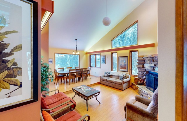 Cozy sanctuary with indoor hot tub, mountain views, & decks - dog-friendly
