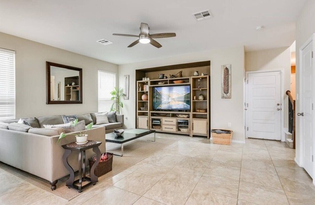 Cozy SE Austin gem — near downtown, perfect for work, business, or family fun!