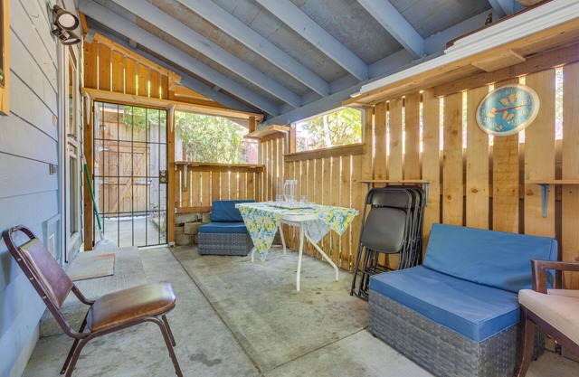 Cozy Seattle Retreat w/ Outdoor Dining Table!