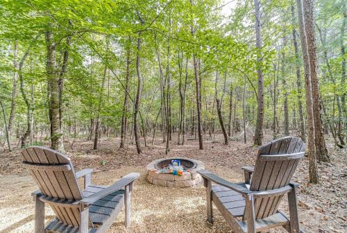 Cozy Secluded Cabin with Fire Pit and Barbecue and Access to Fantastic Hiking Trails in Cleveland, Georgia