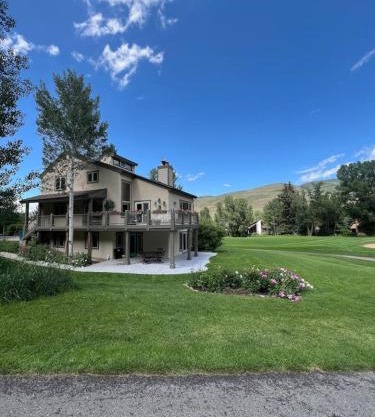 Cozy Secluded EagleVail 2 bed 2 bathroom On Golf Course