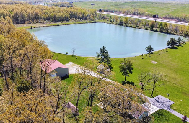 Cozy Secluded Estate with a Private Pond - Easy Access and Pet Friendly