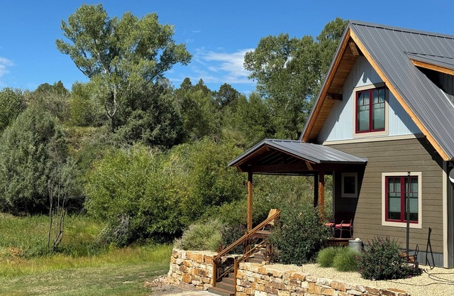 Cozy, secluded home close to everything. 15 min to town and skiing.