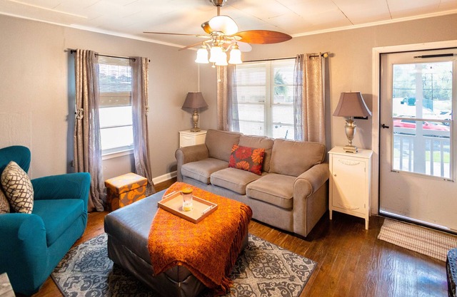 Cozy Second Floor Cottage House 7mins from downtown Savannah