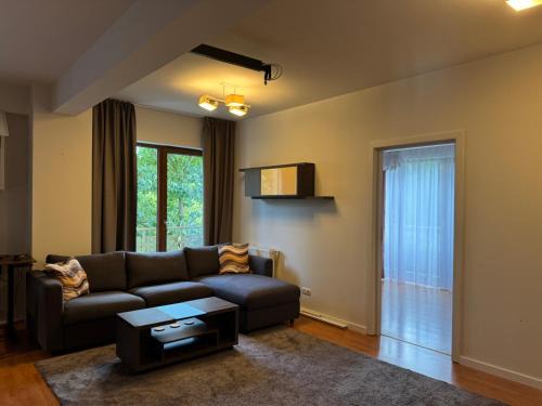 Cozy Semi-Central apartment with free parking and workspace