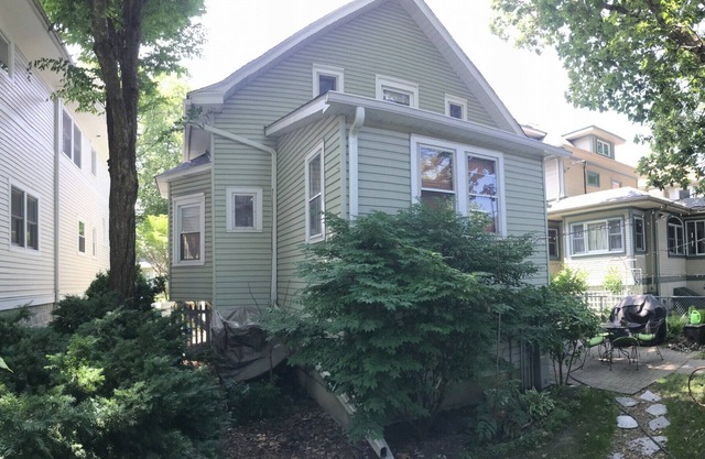 Cozy shared Oak Park home away from home