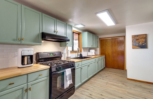 Arizona Vacation Rental w/ Wood-Burning Stove