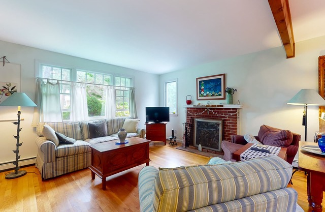 Cozy single-floor home w/beautiful gardens, outdoor shower, & seasonal patio