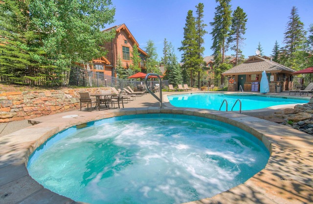 Cozy Ski Chalet With Large Balcony 1 Bedroom Condo