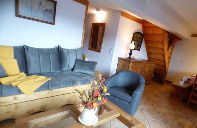 Cozy Ski-in/Ski-out 3BR Mezzanine Apt with Balcony, Sleeps 10