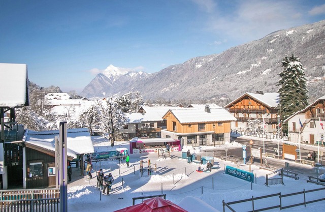 Cozy Ski loft next to gondola and town. easy access to ski &hiking. sleeps10.