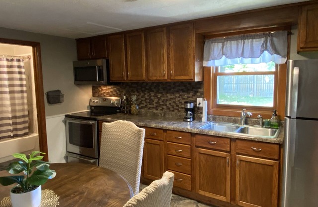 Cozy Ski retreat under 2 miles from Granite Peak. Pet and family friendly