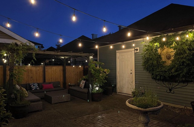 Cozy small room w/ private half washroom & entrance, patio, BBQ, riverside trail