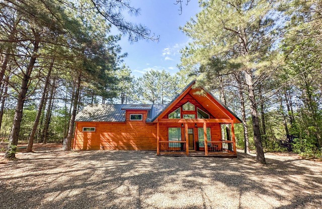 Cozy Soho Haven in soothing Broken Bow with WiFi, AC