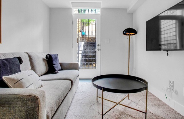 Cozy South End Studio near T, Shops + Dining, by Blueground
