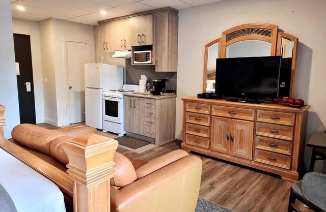 Cozy Spacious 1-BDR Studio #8. FREE Parking