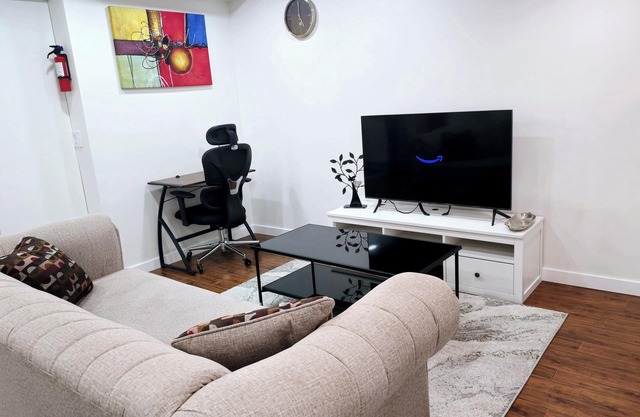 Cozy & Spacious 1-bedroom apartment in SW Calgary with WiFi near Spruce Meadows