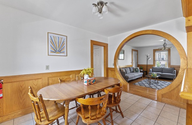 Cozy & Spacious 3Br home in Malden/ with free parking and windows AC
