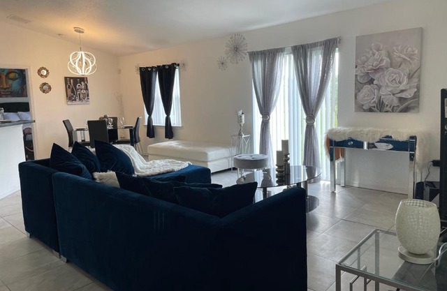 Cozy Spacious 4bd with Garden tub near Disney