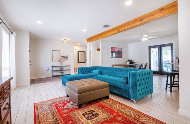 Cozy & Spacious Fam Home by Live Oak Park & I-35