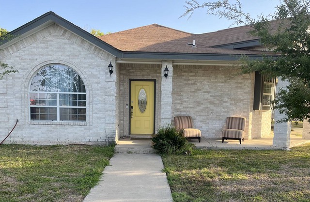 Cozy & Spacious, Great 4 Family & Pet Friendly in front of Park