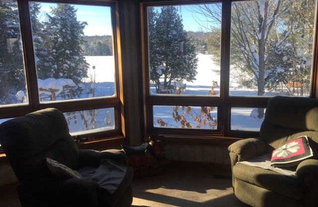 Cozy, spacious lakeside home, less than 15 minutes to town.