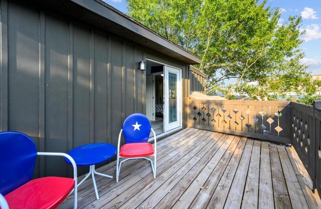 Cozy & Spacious Montrose Retreat with 3BR Near Houston Attractions