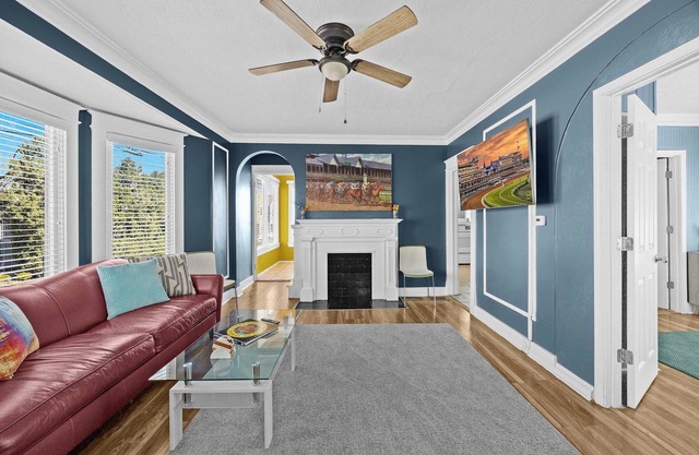 Cozy & Spacious Retreat in Lou’s Arts District!