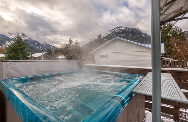 Cozy Spacious Retreat: w/Hot Tub & Mountain Views