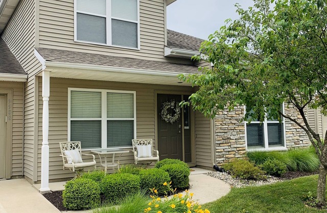Cozy / Spacious townhouse in prime location!