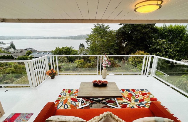 Cozy & Spacious 2B1B w/Lake Wash and MtBaker View