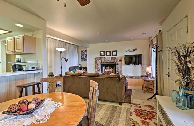 Cozy Stateline Condo with Hot Tub Access and Lake View