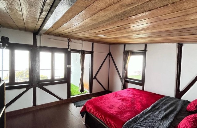 Cozy Stay Above the Clouds | Misty Mountain Views & Delicious Home Food
