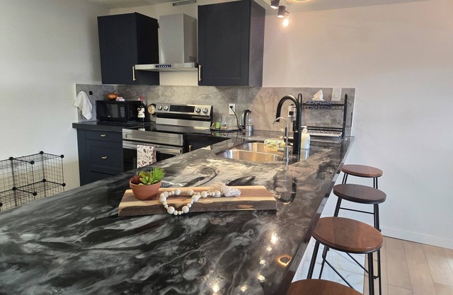 Cozy Stay with modern amenities & 5 min walking distance to shops & eateries