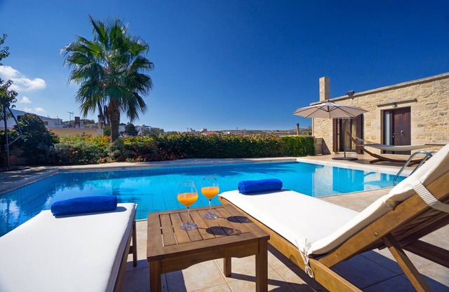 Cozy Stone Villa, 3 BD, 2 BA, private pool