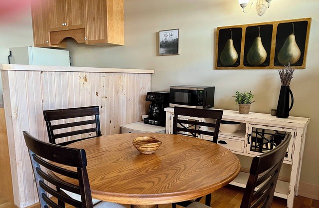 Cozy Stoney Lake Cottage Suite, with fireplace, stunning lake view-Pet Friendly