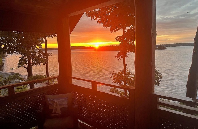 Cozy Stoney Lake Cottage Suite, with fireplace, stunning lake view-Pet Friendly