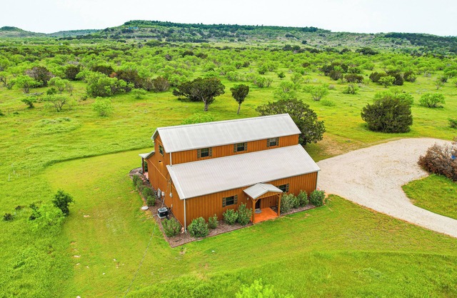 Cozy Strawn Cabin w/ Pool Access - Near Lake!