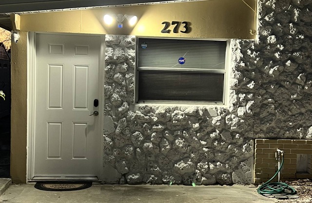 Cozy Studio: 12 mins to Beach and a walk to Mall